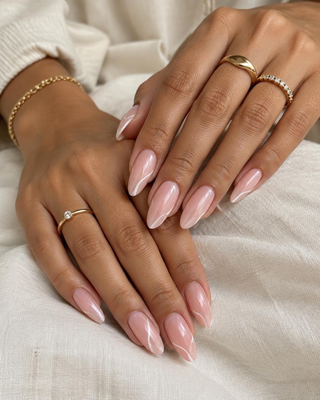 Manicure en gel rosa creado por YunyBeauty Studio